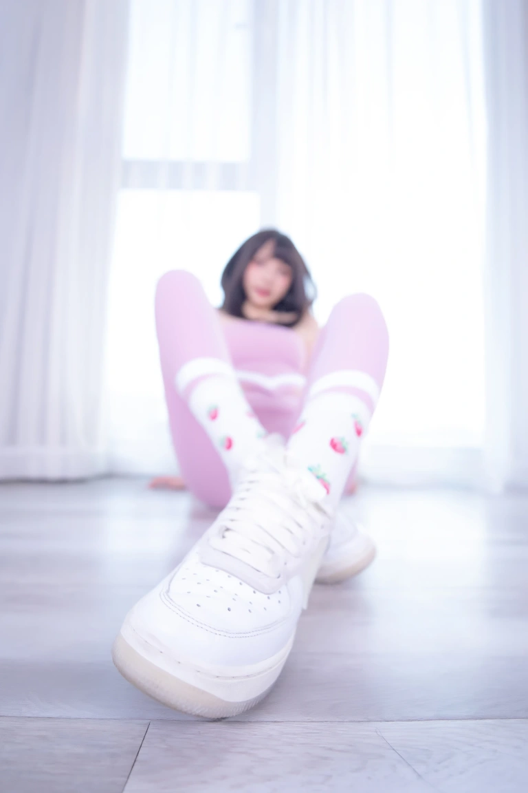 神楽坂真冬《第四季 序号10：《草莓蜜桃》》主题写真：75张全套美图