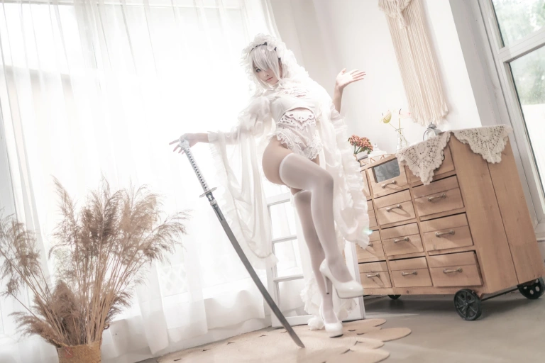 蠢沫沫《尼尔纪元 白花嫁》主题写真：20张全套美图