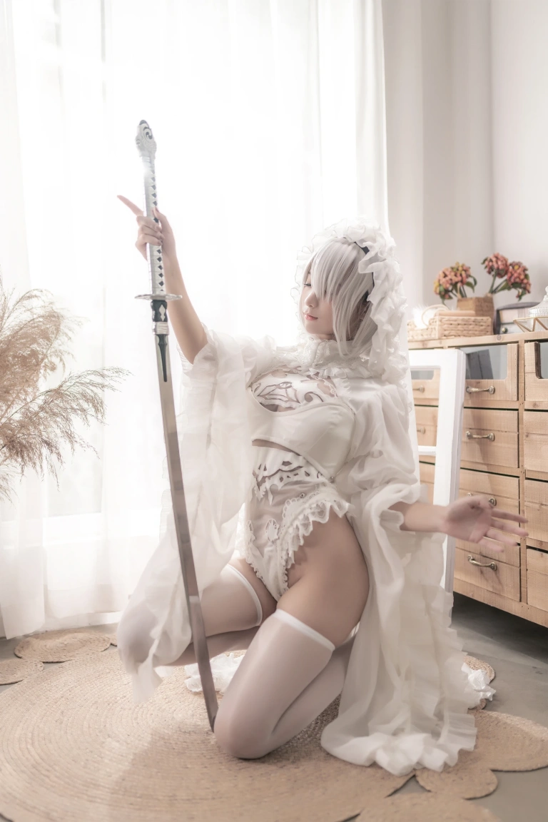 蠢沫沫《尼尔纪元 白花嫁》主题写真：20张全套美图