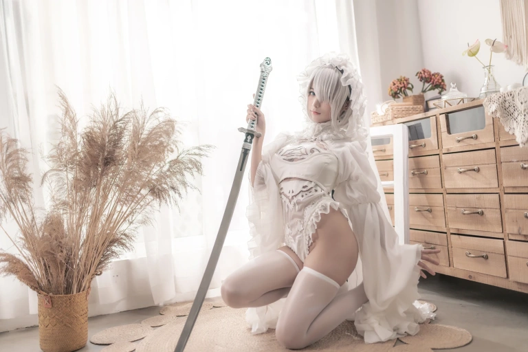 蠢沫沫《尼尔纪元 白花嫁》主题写真：20张全套美图