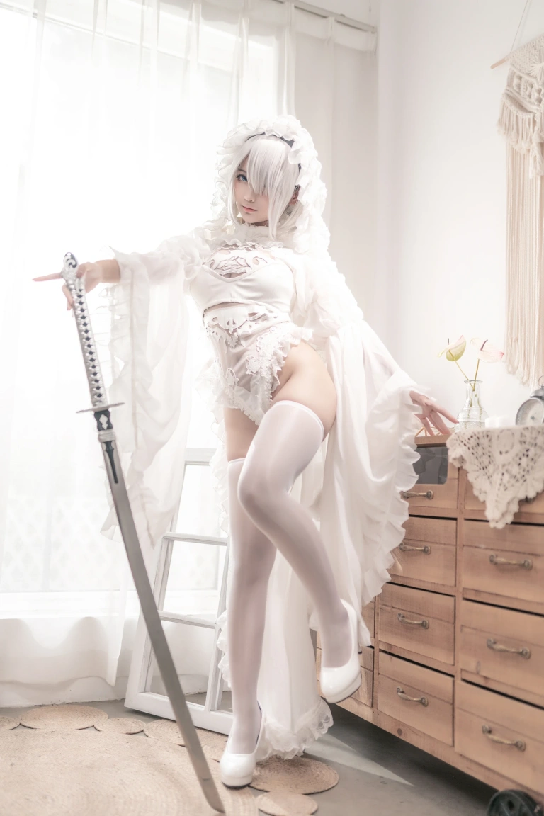 蠢沫沫《尼尔纪元 白花嫁》主题写真：20张全套美图