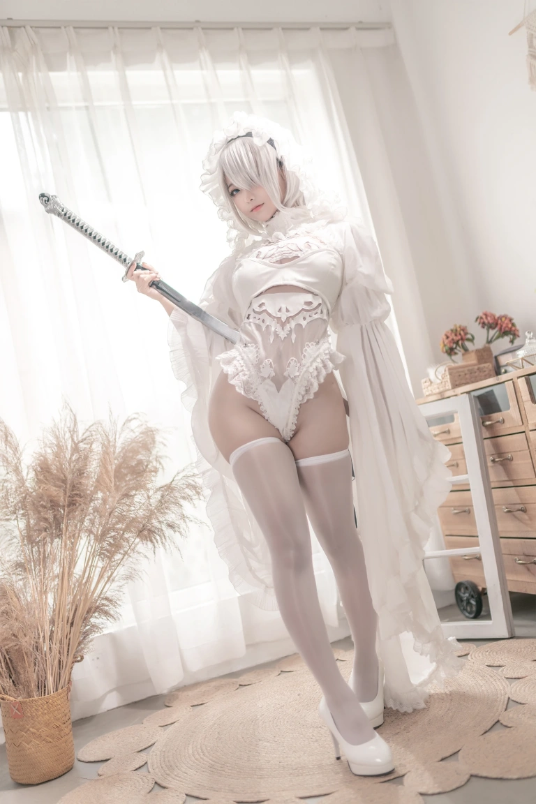 蠢沫沫《尼尔纪元 白花嫁》主题写真：20张全套美图