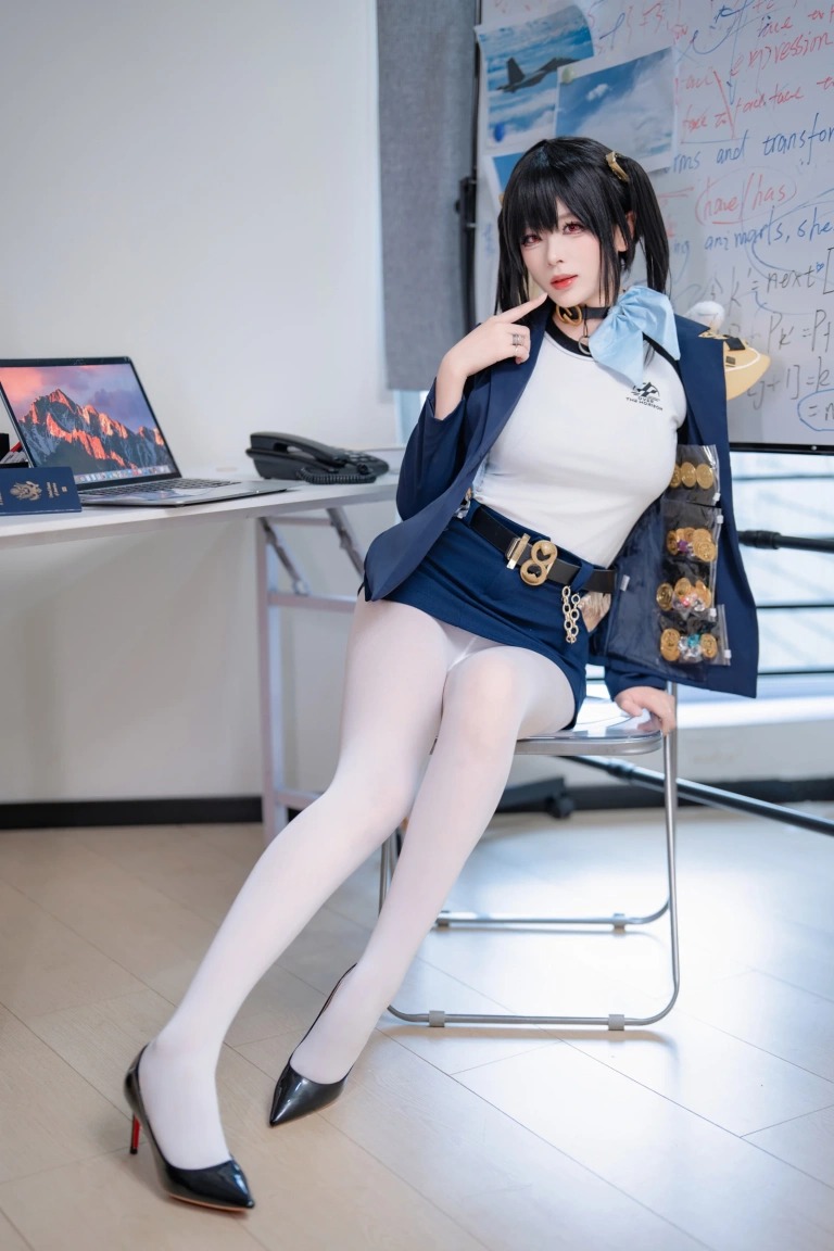 轩萧学姐《NO.93 – 索拉》主题写真：50张全套美图