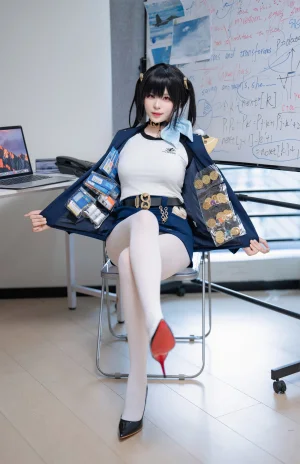 轩萧学姐《NO.93 – 索拉》主题写真：50张全套美图
