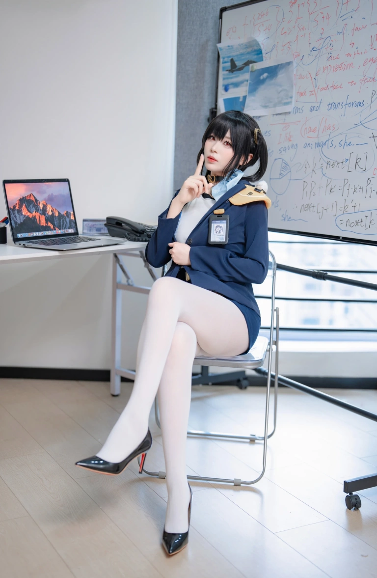 轩萧学姐《NO.93 – 索拉》主题写真：50张全套美图