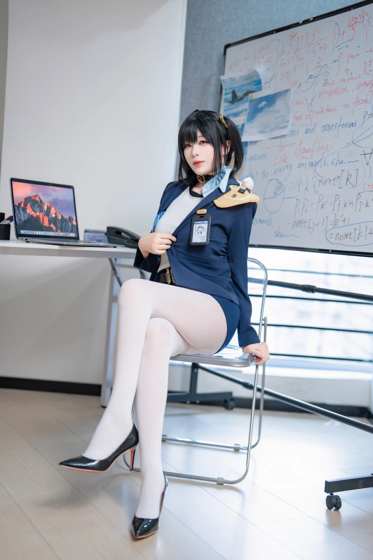 轩萧学姐《NO.93 – 索拉》主题写真：50张全套美图