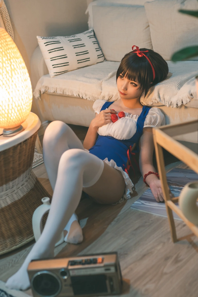 蠢沫沫《白雪姬》主题写真：16张全套美图