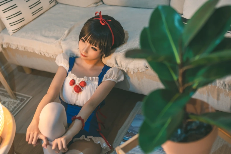 蠢沫沫《白雪姬》主题写真：16张全套美图