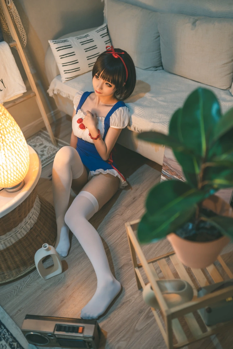 蠢沫沫《白雪姬》主题写真：16张全套美图