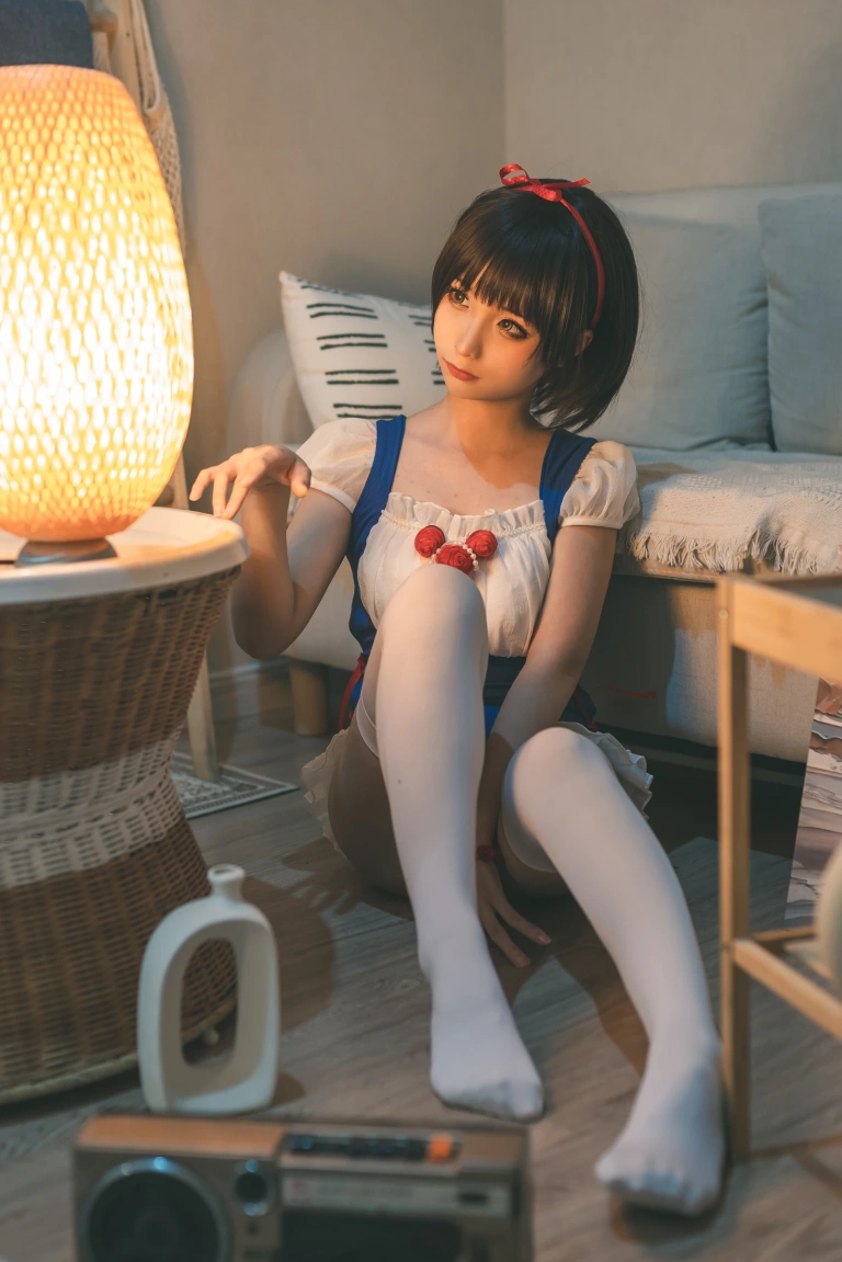 蠢沫沫《白雪姬》主题写真：16张全套美图