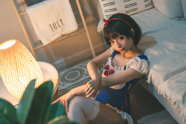 蠢沫沫《白雪姬》主题写真：16张全套美图