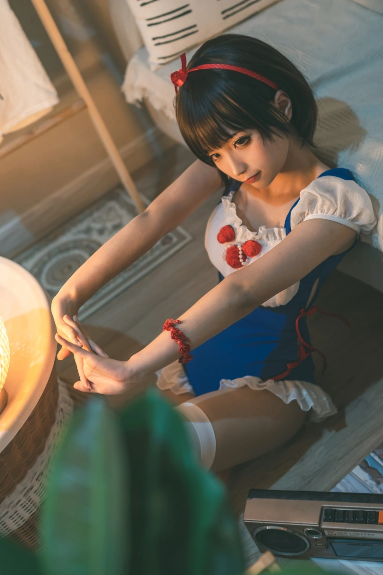 蠢沫沫《白雪姬》主题写真：16张全套美图