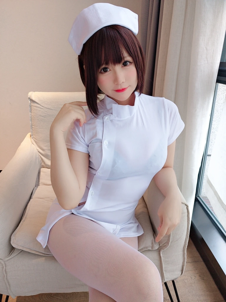 Nyako喵子《护士自拍》主题写真：18张全套美图