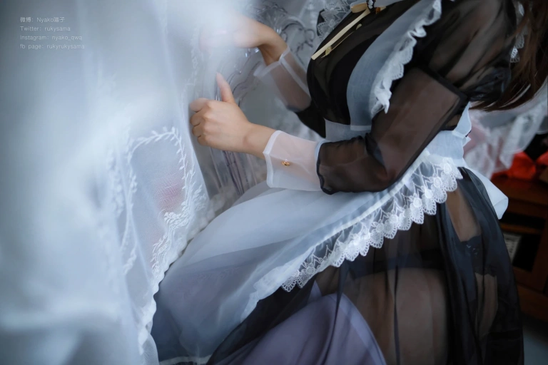 Nyako喵子《透明女仆》主题写真：50张全套美图