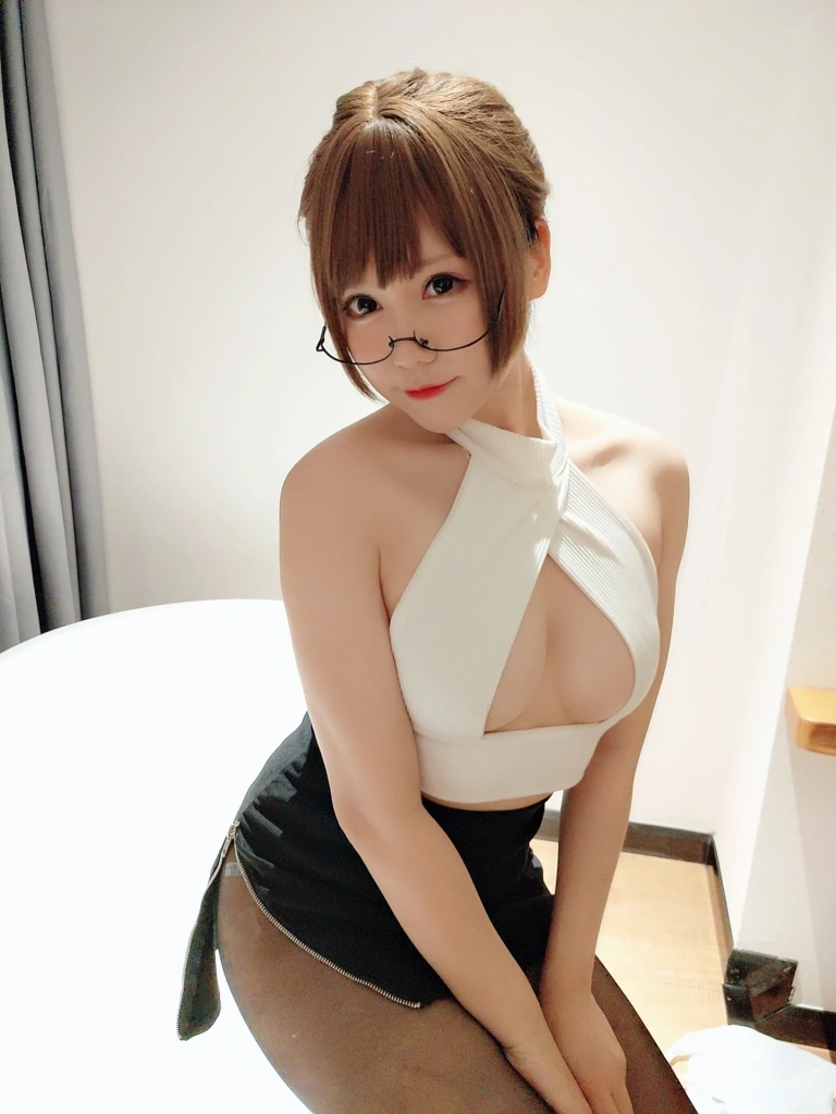 Nyako喵子《自拍六连5开胸黑丝自拍》主题写真：18张全套美图