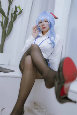 Nyako喵子《原神 甘雨OL》主题写真：79张全套美图