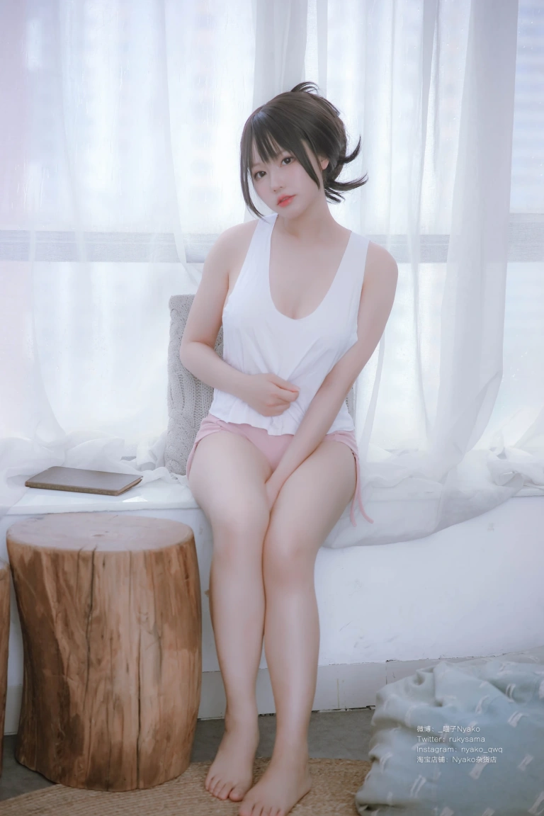 Nyako喵子《隣のやばいお姉さん 背心》主题写真：78张全套美图，含1个视频