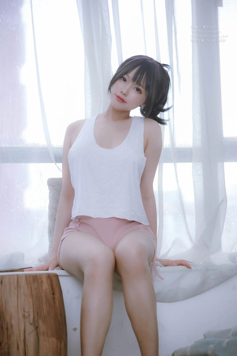 Nyako喵子《隣のやばいお姉さん 背心》主题写真：78张全套美图，含1个视频