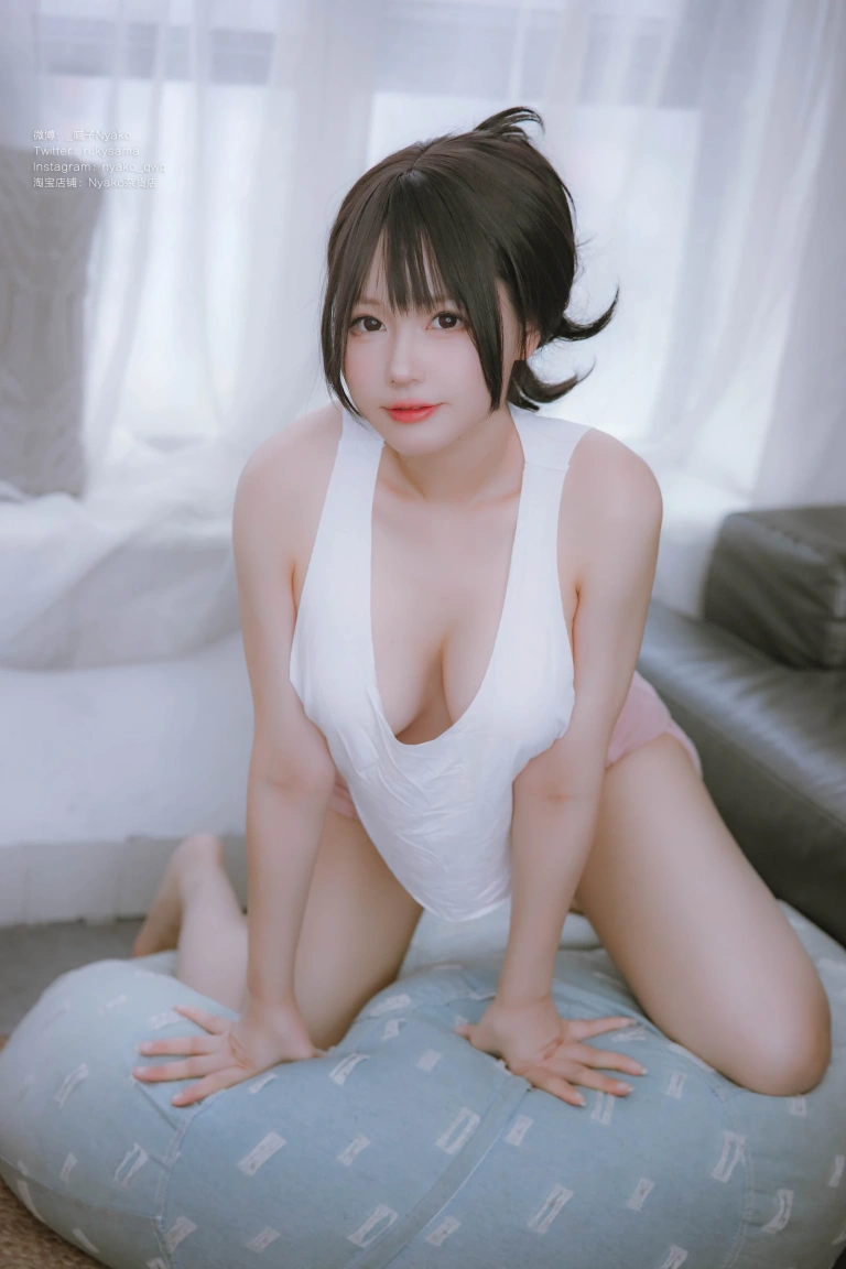Nyako喵子《隣のやばいお姉さん 背心》主题写真：78张全套美图，含1个视频