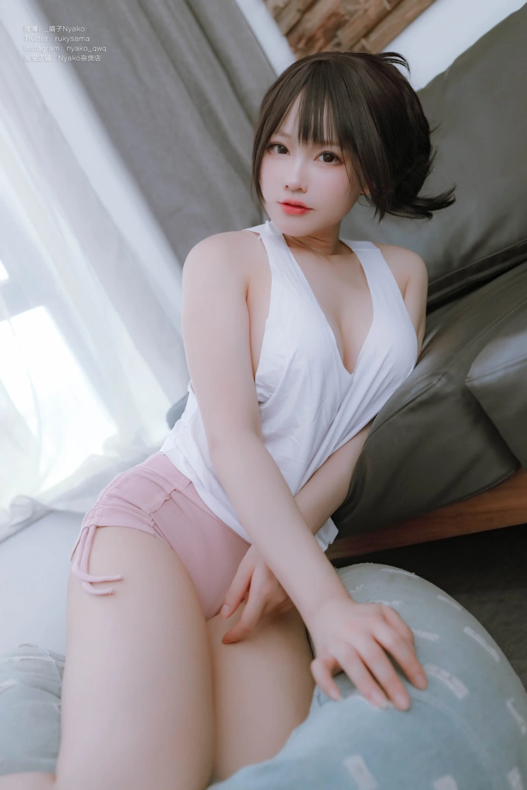 Nyako喵子《隣のやばいお姉さん 背心》主题写真：78张全套美图，含1个视频