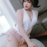Nyako喵子《隣のやばいお姉さん 背心》主题写真：78张全套美图，含1个视频