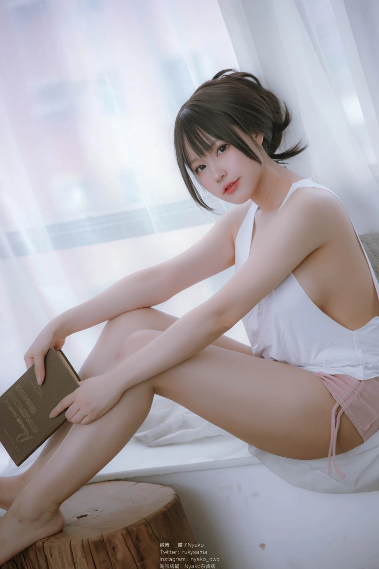 Nyako喵子《隣のやばいお姉さん 背心》主题写真：78张全套美图，含1个视频