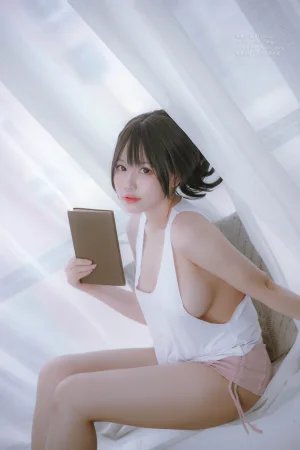 Nyako喵子《隣のやばいお姉さん 背心》主题写真：78张全套美图，含1个视频