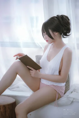 Nyako喵子《隣のやばいお姉さん 背心》主题写真：78张全套美图，含1个视频