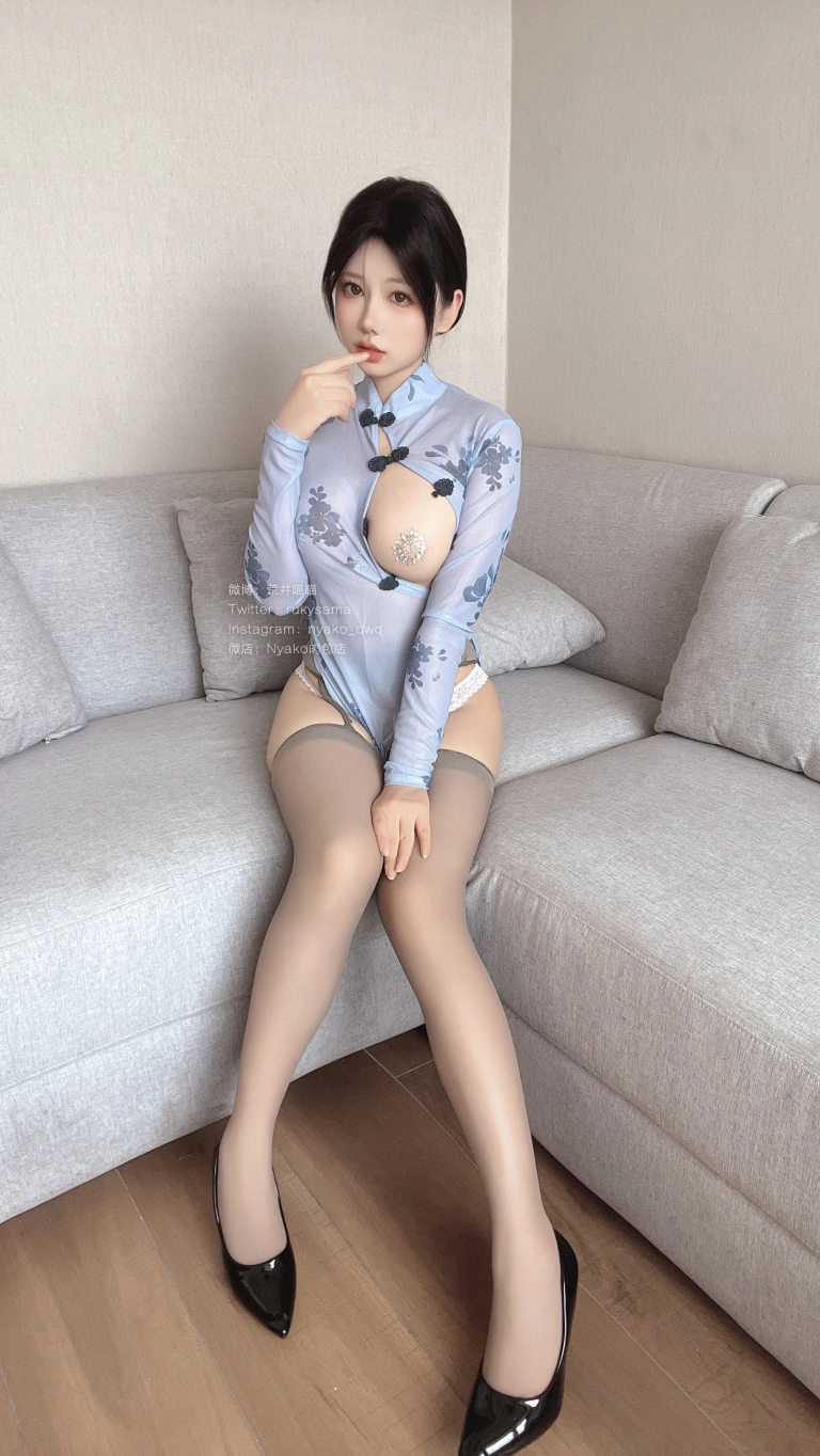 Nyako喵子《自撮り31 灰丝旗袍》主题写真：55张全套美图，含1个视频