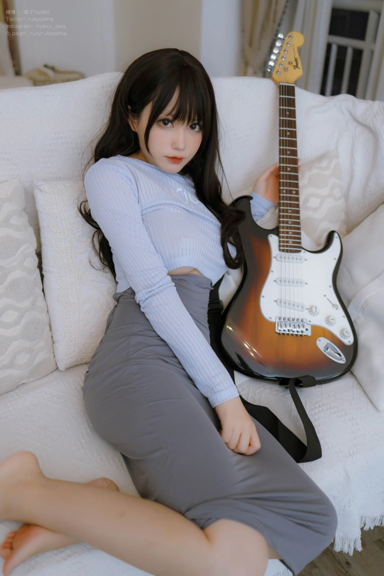 Nyako喵子《吉他妹妹连衣裙》主题写真：71张全套美图，含1个视频