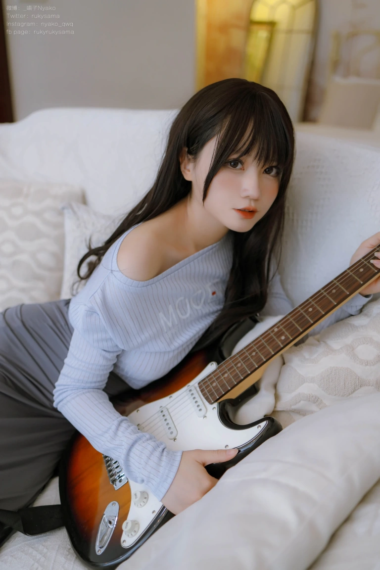 Nyako喵子《吉他妹妹连衣裙》主题写真：71张全套美图，含1个视频