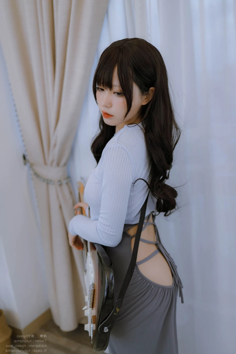 Nyako喵子《吉他妹妹连衣裙》主题写真：71张全套美图，含1个视频