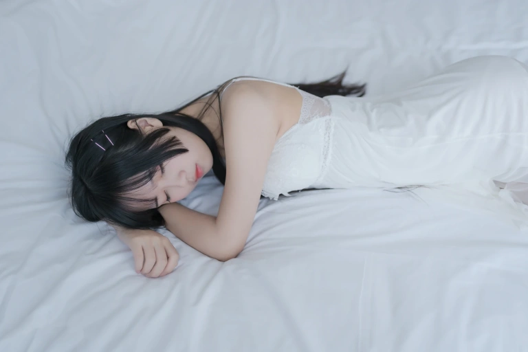萌芽儿o0《白色私房》主题写真：44张全套美图