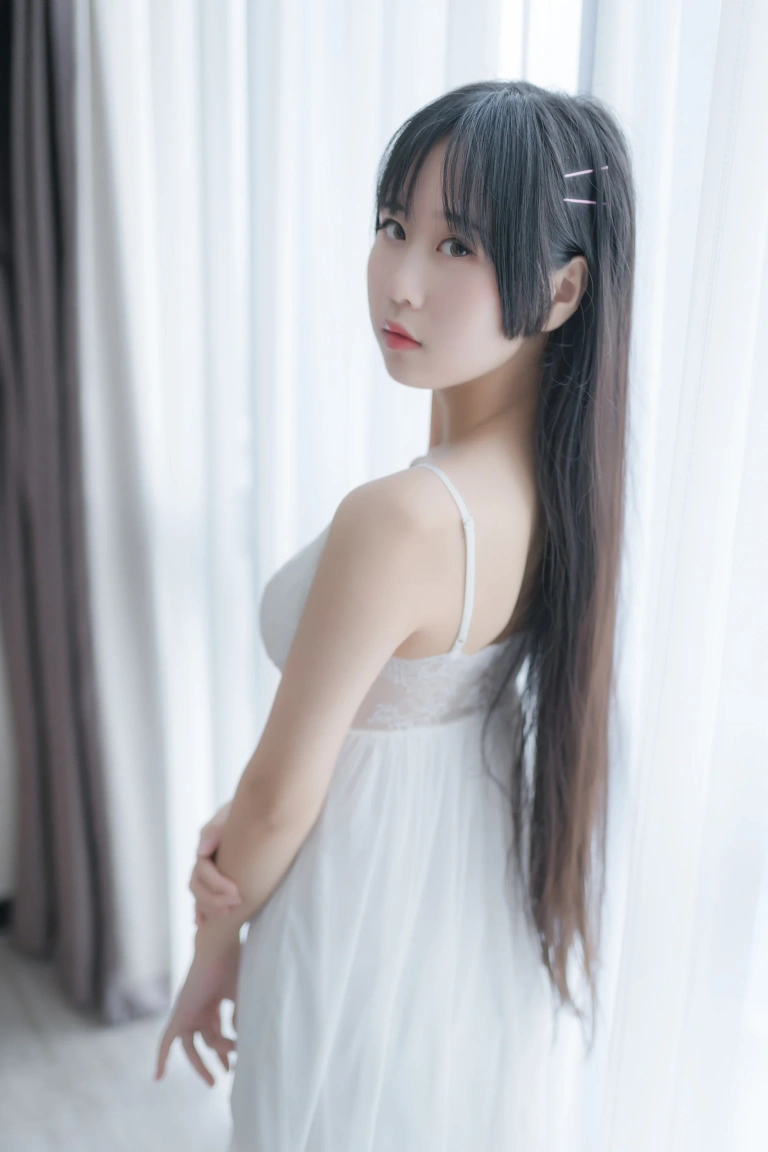 萌芽儿o0《白色私房》主题写真：44张全套美图