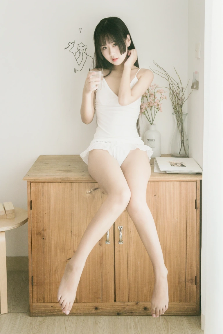 萌芽儿o0《民宿》主题写真：20张全套美图