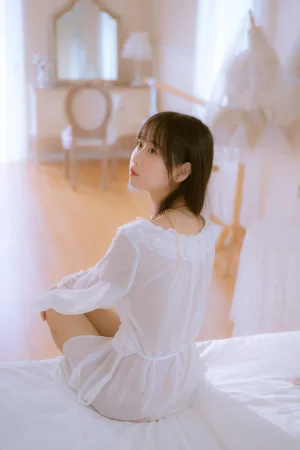 萌芽儿o0《金色套装》主题写真：70张全套美图