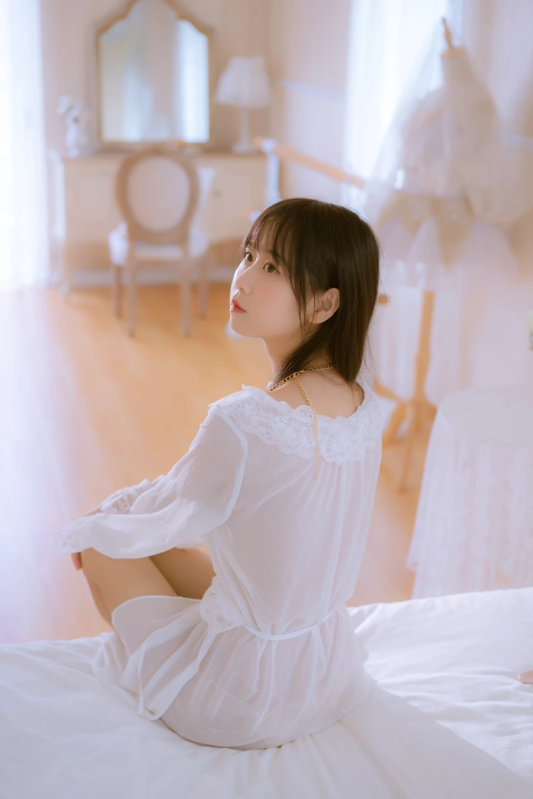 萌芽儿o0《金色套装》主题写真：70张全套美图