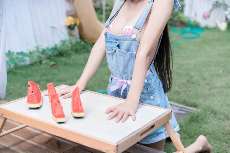 萌芽儿o0《西瓜与夏天》主题写真：33张全套美图