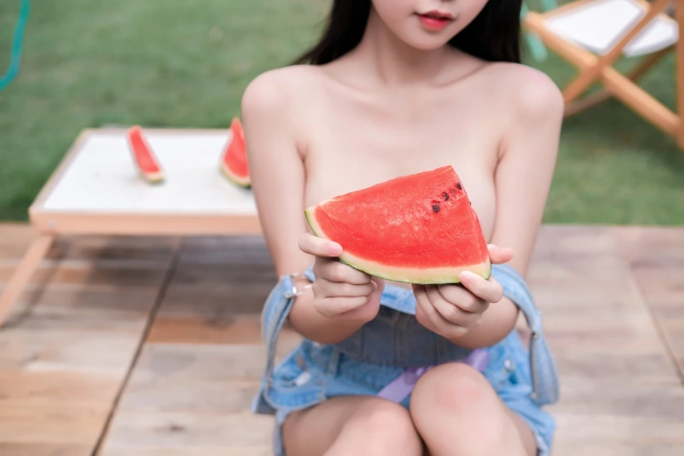 萌芽儿o0《西瓜与夏天》主题写真：33张全套美图