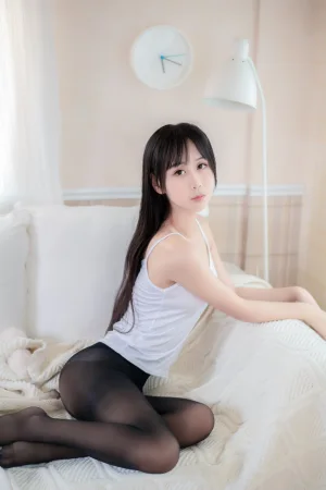 萌芽儿o0《黑丝》主题写真：25张全套美图