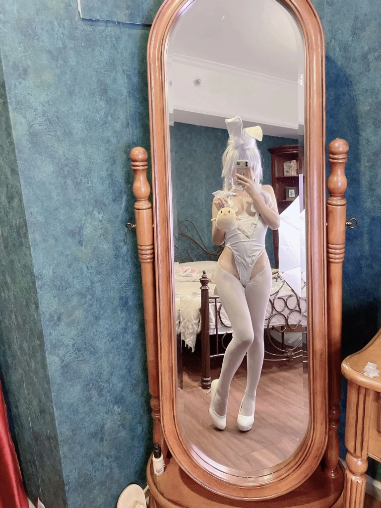 萌芽儿o0《恶毒 白兔》主题写真：54张全套美图，含3个视频