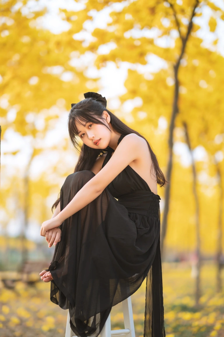 萌芽儿o0《秋有银杏 春有黄风铃》主题写真：23张全套美图