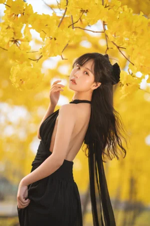 萌芽儿o0《秋有银杏 春有黄风铃》主题写真：23张全套美图