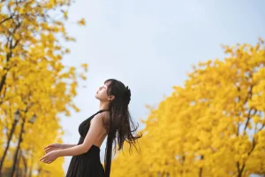 萌芽儿o0《秋有银杏 春有黄风铃》主题写真：23张全套美图