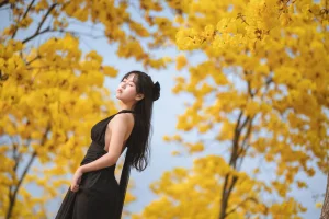 萌芽儿o0《秋有银杏 春有黄风铃》主题写真：23张全套美图