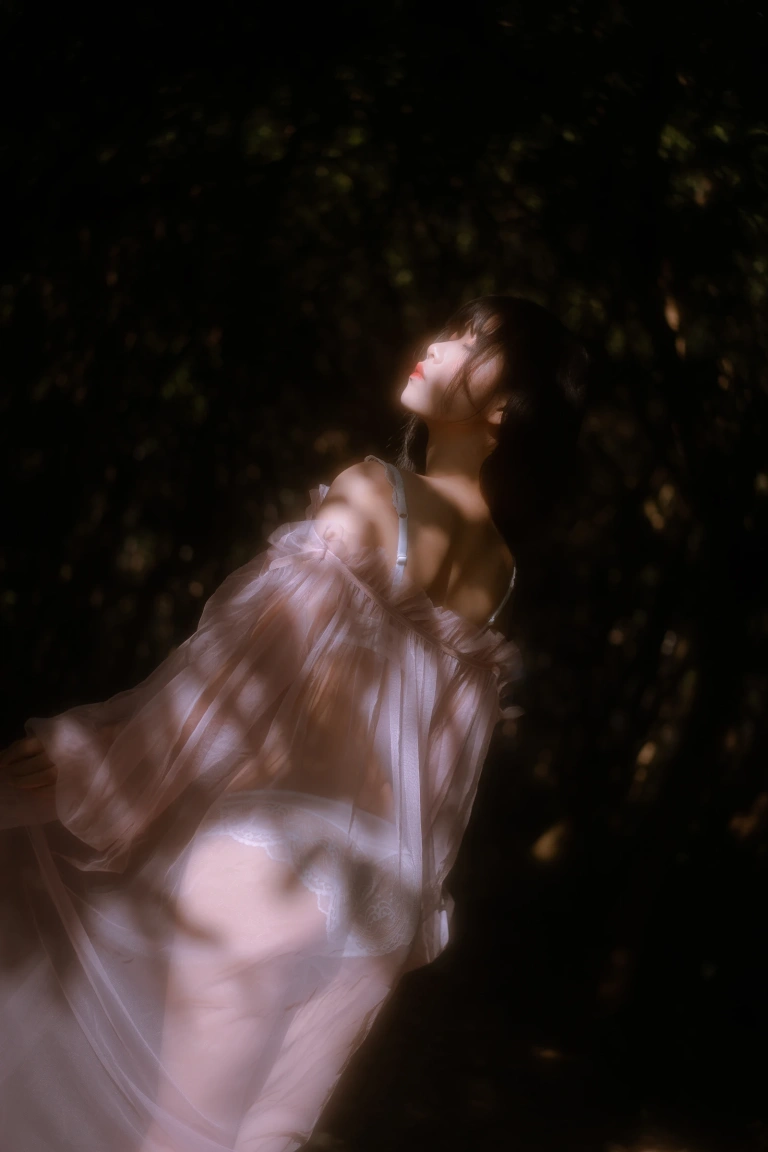 萌芽儿o0《林中少女》主题写真：30张全套美图