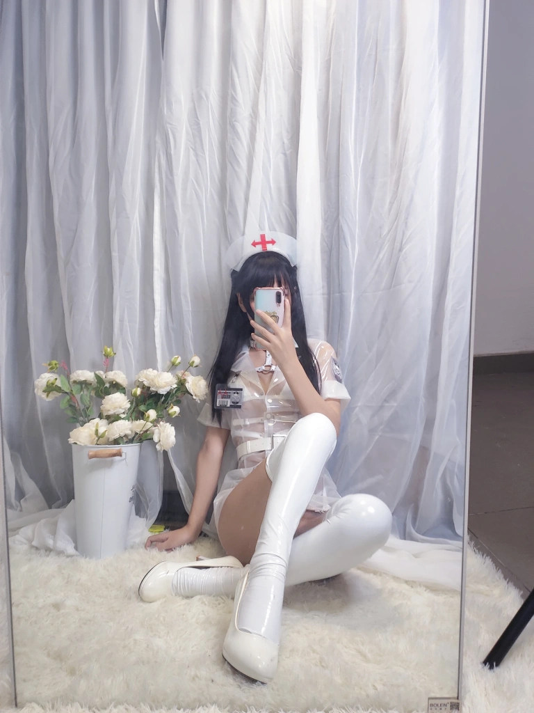 萌芽儿o0《透明护士自拍》主题写真：37张全套美图，含3个视频