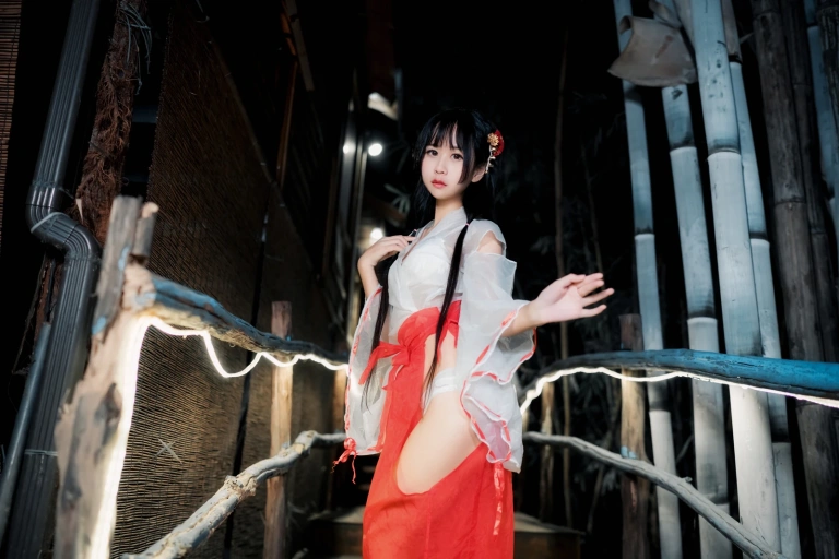 萌芽儿o0《透明巫女》主题写真：14张全套美图
