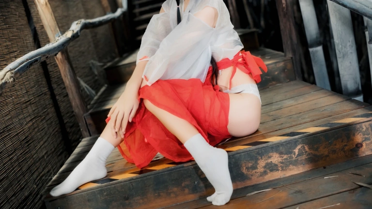 萌芽儿o0《透明巫女》主题写真：14张全套美图