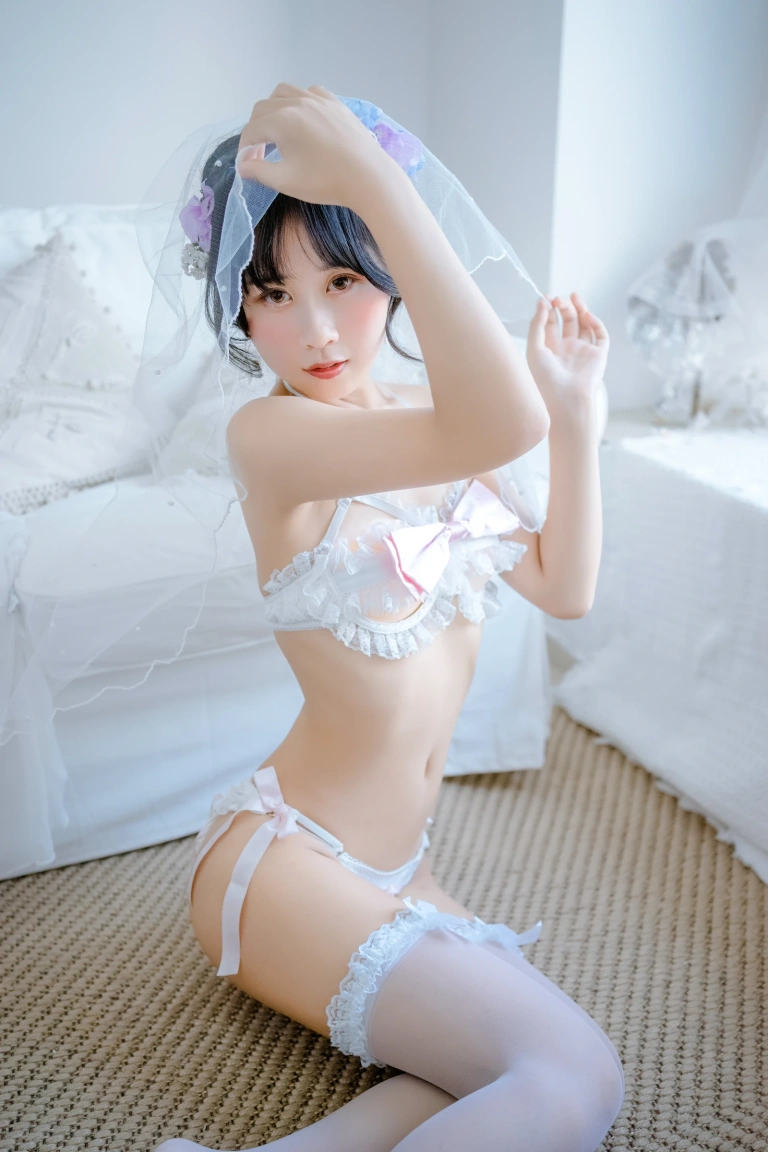 萌芽儿o0《白婚纱 蝴蝶结内衣》主题写真：23张全套美图
